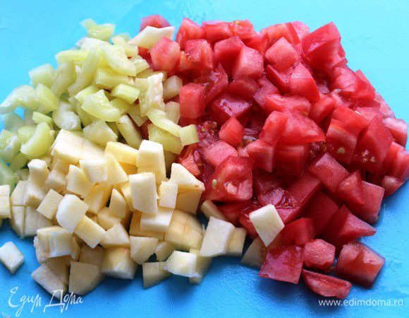 Для соуса нарезать мелким кубиком помидор, яблоко и болгарский перец. Тушить на оливковом масле на среднем огне 7-10 минут.