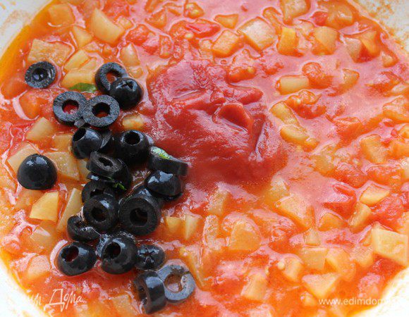 Добавить соль, перец и сахар по вкусу. Затем добавить томат-пасту и порезанные колечками оливки, тушить еще 5 минут.