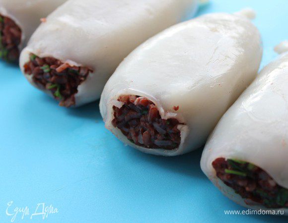 Тушки кальмара почистить, обдать кипятком и снять пленку, удалить хрящевые перепонки. Наполнить фаршем.