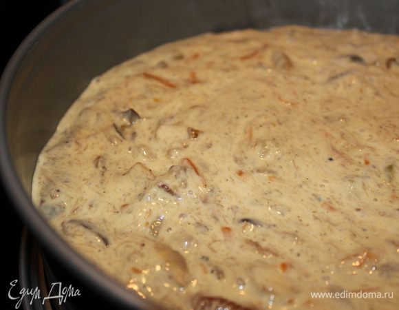 В смазанную маслом или застеленную пергаментом бумагу вылить тесто и оставить в разогретую духовку 180 градусов на 40-45 мин., проверять палочкой. Остудить бисквит полностью.