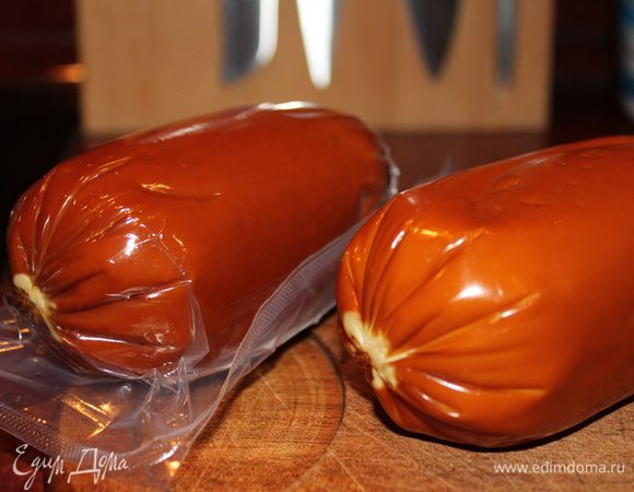 Копчёный сыр очистить от корочки, натереть на тёрке. Сливки довести до кипения и добавить сыр, прогреть, помешивая, до полного растворения сыра.