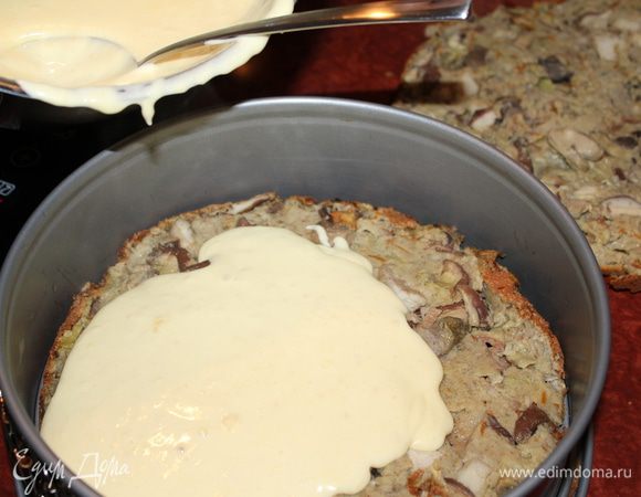 Остывший бисквит разрезать вдоль и уложить в форму. Полить горячим сырным соусом. Уложить вторую половину бисквита и полить оставшимся соусом. Пространство по периметру тоже заполнить соусом. 