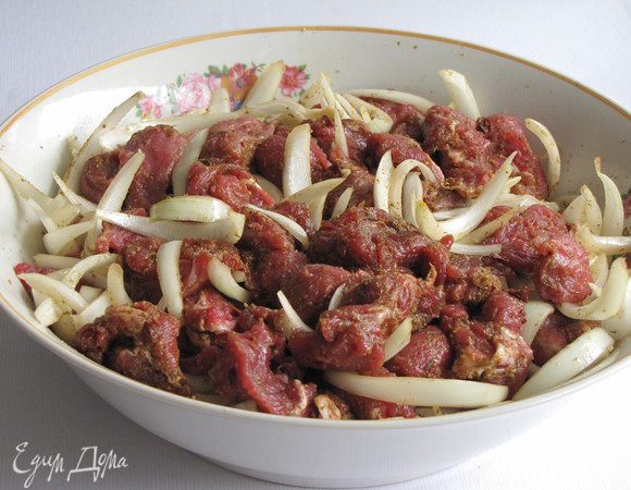Мясо нарезать небольшими кусочками, добавить аджику, 1 ст. л. растительного масла, лук, нарезанный полукольцами. Все хорошо перемешать и оставить мариноваться на пол часа.