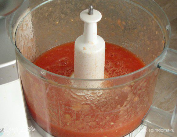 Измельчить помидоры блендером или в кухонном комбайне, предварительно сняв кожицу.