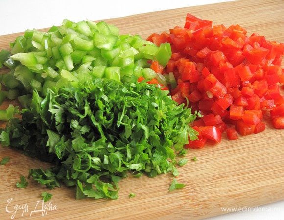 Порубить зелень. Нарезать мелким кубиком перчики.