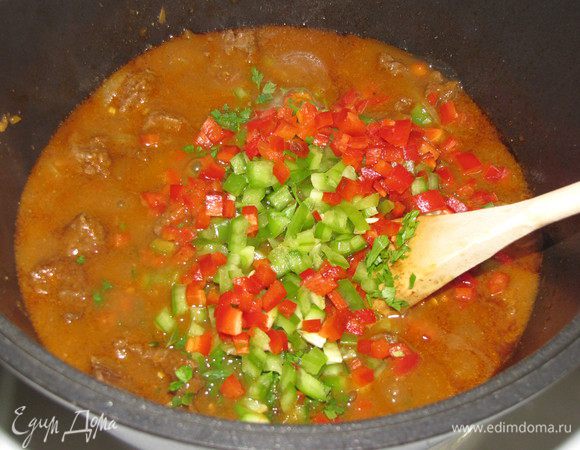 Зелень и перец добавить в казан, перемешать и тушить 2 минутки.