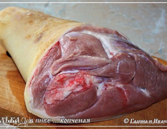 Вот такая рулька попалась на глаза сегодня на рынке. Лежала так … сиротливо в уголочке прилавка. Никому не нужная.