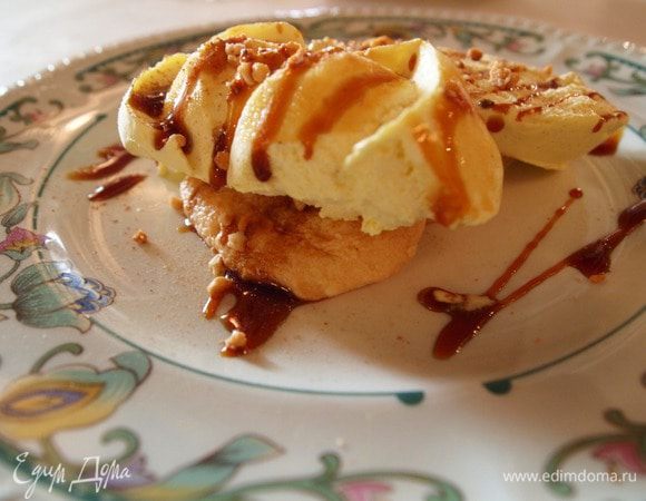 Кладём печенье на тарелку. Сверху два вида мороженого.