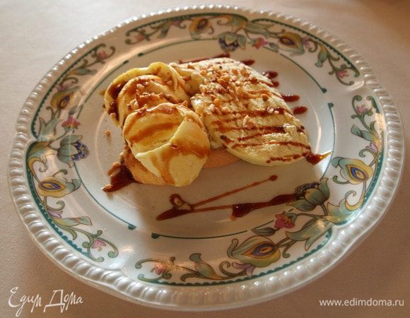 Посыпаем орешками и украшаем кленовым сиропом. Не думаю, что кого-то придётся звать к столу второй раз :)