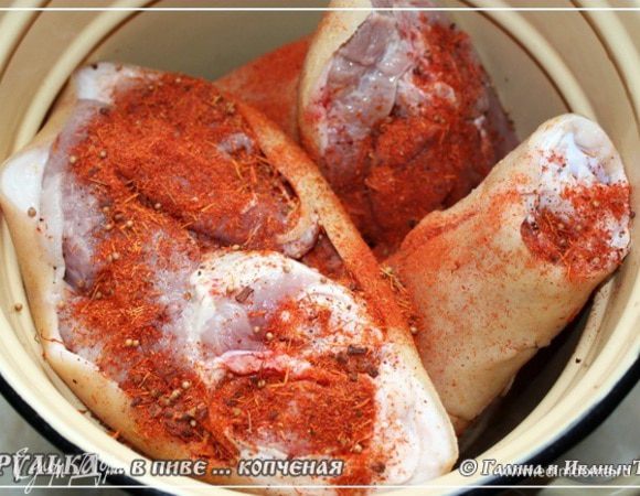 Рульки я уложил в кастрюлю. Посолил и присыпал смесью приправ «для мяса».
