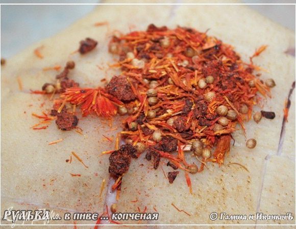 Что там есть? В смеси этой. Честно сказать уже не помню в деталях, но кориандр, красный перец и что-то еще … ароматное, острое и … в общем, написано на баночке «для мяса», значит, нет причин не добавлять.
