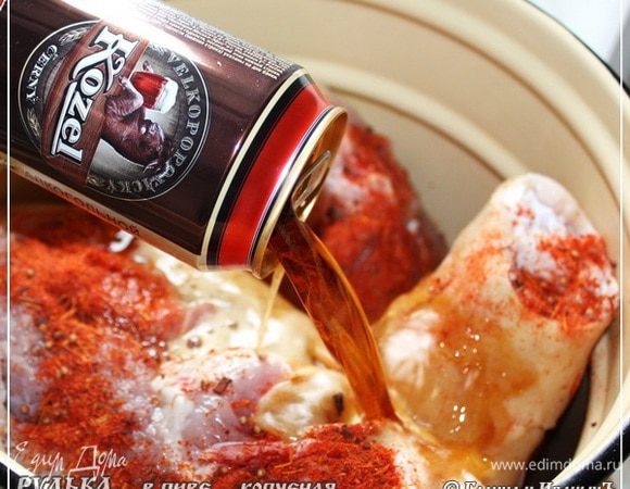 А потом заливаем все это великолепие темным пивом. Я чешское люблю и вам рекомендую. Понадобилось два литра. В общем, чтобы рульки пивом покрыть.
