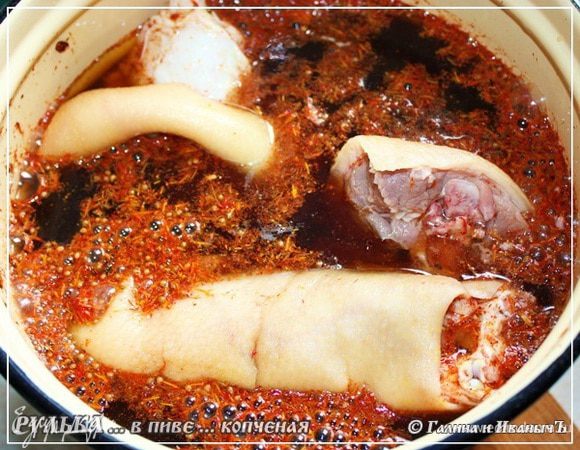 И отправляем рульки мариноваться. Пусть постоят в пиве со специями. Минимум часа два, если больше простоят – хуже не будет.