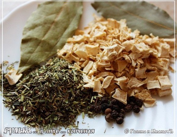 Пока рульки маринуются, приготовим все, что нам понадобится для «рульки сварить». Возьмем пару листков лаврушки, перцев черным горошками, ложку столовую с верхом смеси кореньев для бульона, ложку смеси трав. Там орегано, тимьян, розмарин. А коренья – петрушка, пастернак, сельдерей.


