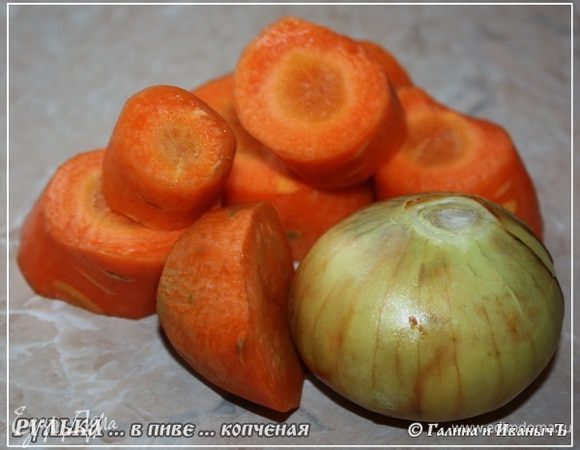 Морковку почистить и порубить крупно, да луковку – от шелухи верхней почистить и промыть хорошо.

