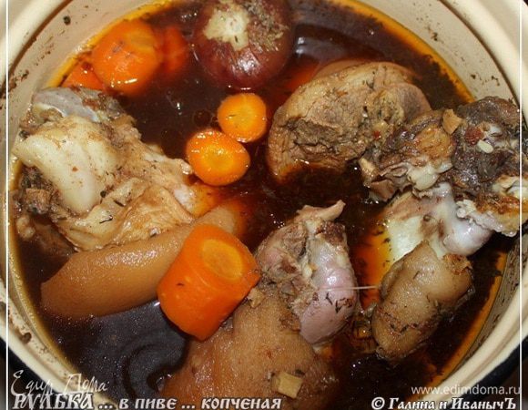 И на маленьком огне варим рульки еще примерно часа полтора. До полной их готовности.


