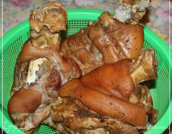 Вынул я их из кастрюли и сложил в дуршлаг. Чтобы вся лишняя влага стекла и рульки слегка обсохли.

