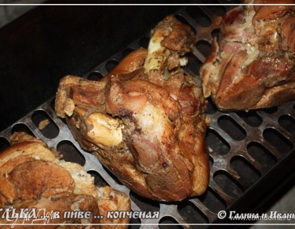 Укладываем подсохшие рульки на решетку. 
