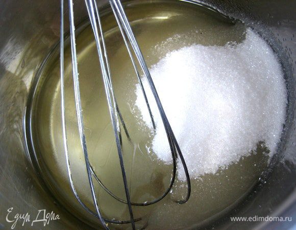 Начинаем взбивать в комбайне или венчиком...