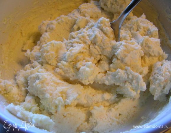 Козий сыр разминаем вилкой и добавляем оливковое масло. Все немного перемешиваем до пастообразного состояния (особой однородности мы не ищем).