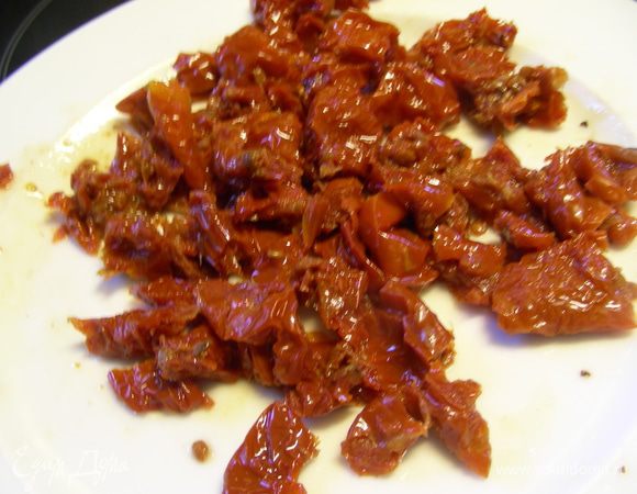 Томаты обсушиваем от масла и тоже мелко режем.
