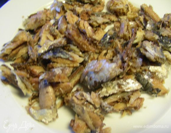 Сардины обсушиваем от масла и разбираем на кусочки.
