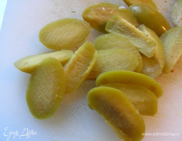 Оливки режем тонко.
