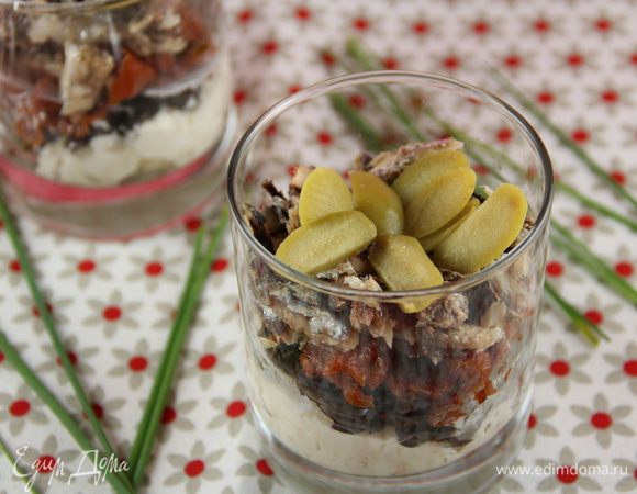 В стаканы или креманки выкладываем наш салат слоями: козий сыр - маслины - вяленые томаты - сардины. Украшаем оливками. Перед подачей можно его поставить на некоторое время в холодильник. Приятного аппетита))
