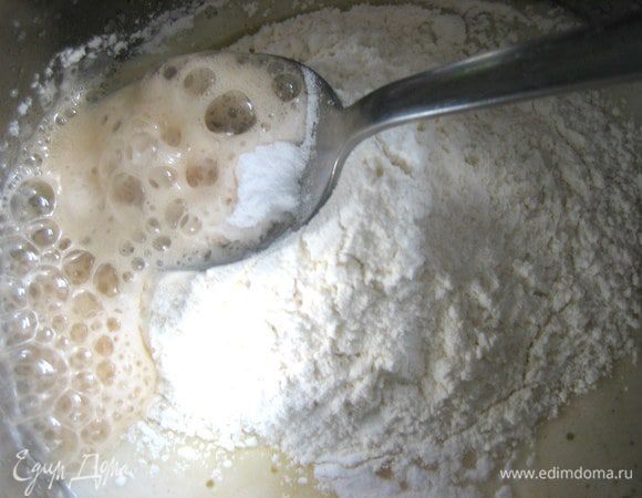 Отправляем соду к муке.