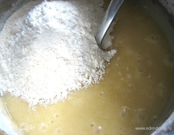 Перемешиваем и вводим остальную муку.