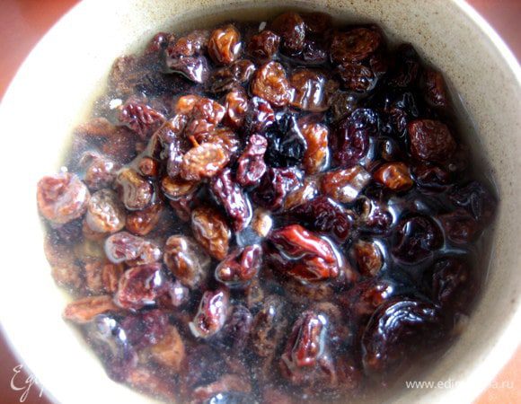 Теперь начинка... Изюм замачиваем ненадолго тёплой водой, сливаем, промываем, откидываем на сито...
