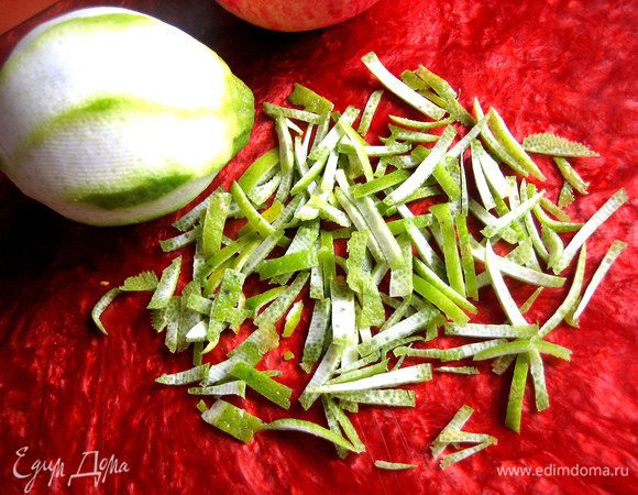 Далее цедру надо искрошить простым ножом.