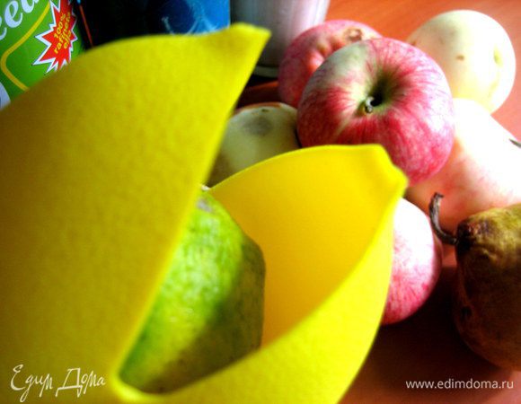 Кладём половинку лайма (лимона) в лимонницу...