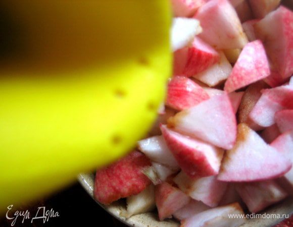 И выжимаем сок на яблоки...У меня лайм был маленький, поэтому выжала весь сок.