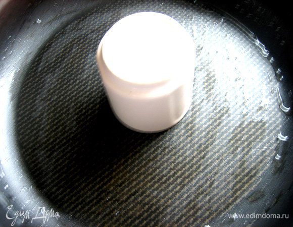 Мне захотелось сделать пирог в виде кольца... Для этого смазываем форму и вот такой керамический стаканчик в центре.