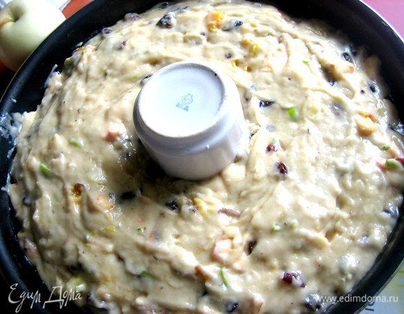 Заполняем форму тестом. Если честно,немного боялась такого обилия фруктов по отношению к тесту... Масса еле перемешивалась даже)))