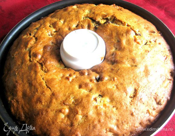 Форма у меня большая и центр пустой, поэтому пирог был готов через полчаса при 180*. Оставила его ненадолго в выключенной духовке...