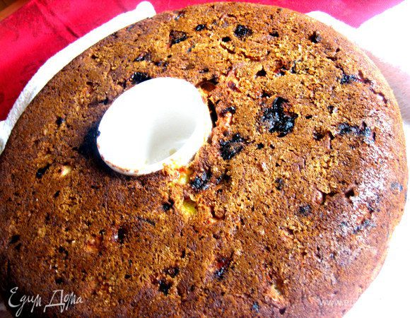 Переворачиваем сначала пирог на полотенце (или блюдо).