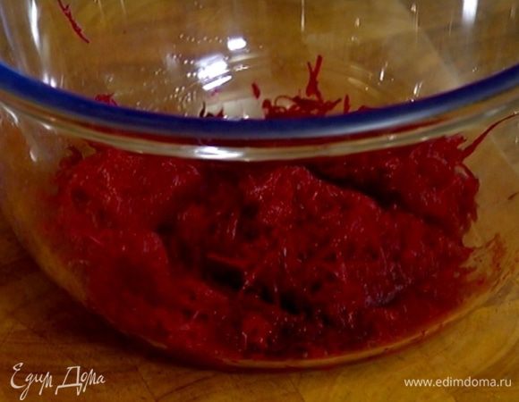 Свеклу почистить и натереть на мелкой терке.