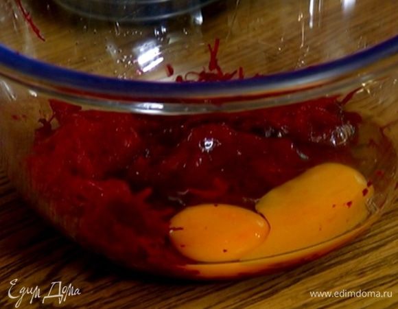 Добавить яйца, влить 100 мл оливкового масла и молоко, все перемешать.