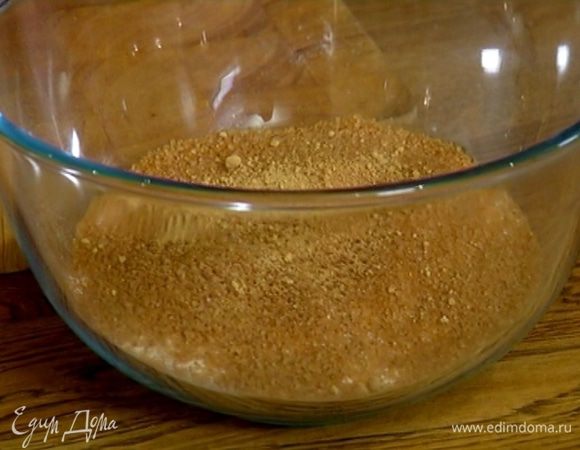Муку соединить с сахаром, разрыхлителем, солью, корицей и имбирем.