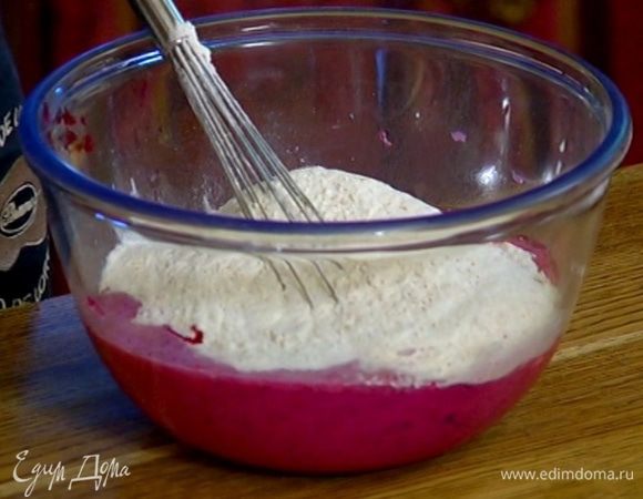 В свекольную массу всыпать муку со специями и перемешать.