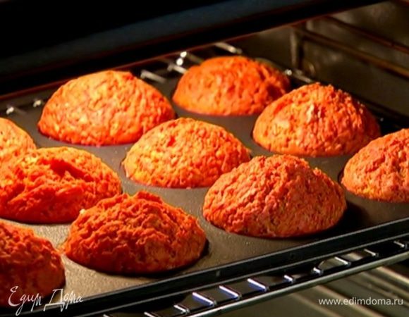 Формы для маффинов смазать оставшимся оливковым маслом, разложить в них тесто и отправить в разогретую духовку на 20 минут.