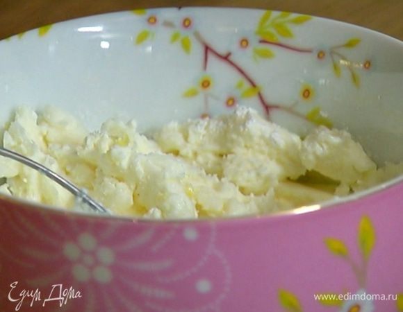 Приготовить крем: сливочный сыр растереть с сахарной пудрой, добавить цедру и сок лимона, все перемешать. Если маффины еще не готовы, отправить крем в холодильник.