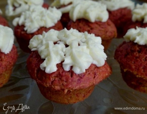 Готовые маффины остудить и с помощью кондитерского мешка покрыть кремом.