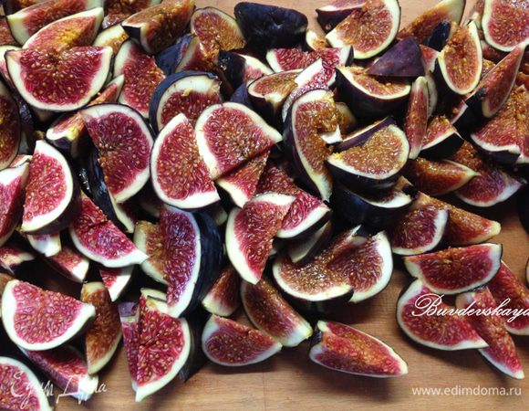 Инжир вымыть, обсушить, отрезать хвостики и разрезать на 8 долек.