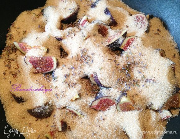 В кастрюлю для варки варенья (желательно с толстым дном) выложить инжир, сахарный песок, лаванду и сок лимона, аккуратно перемешать, накрыть полотенцем и оставьте на 30 минут.