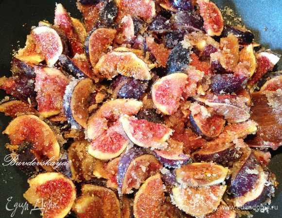 Поставить инжир на плиту и довести смесь на среднем огне до кипения. Затем варить, периодически помешивая минут 40 - 45, доведя до той консистенции, которую хотите получить. Важно следить, чтобы конфитюр не пригорел на последних минутах варки. Разложить горячий конфитюр по стерилизованным банкам (15 минут в аэрогриле или духовке при температуре 150 градусов) и плотно закрыть крышками. ENJOY !