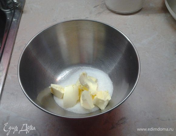 Разогреть духовку до 170 градусов.
Растереть сахар с маслом, чтобы получилась мокроватая крошка.