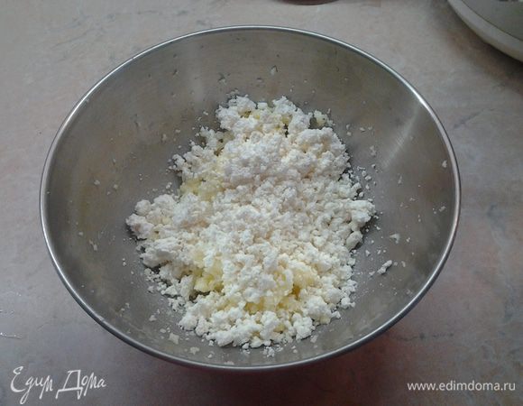 Если творог с большими крупинками, то его желательно протереть через сито или пробить блендером. Добавить его к сахару с маслом и все хорошо перемешать миксером.